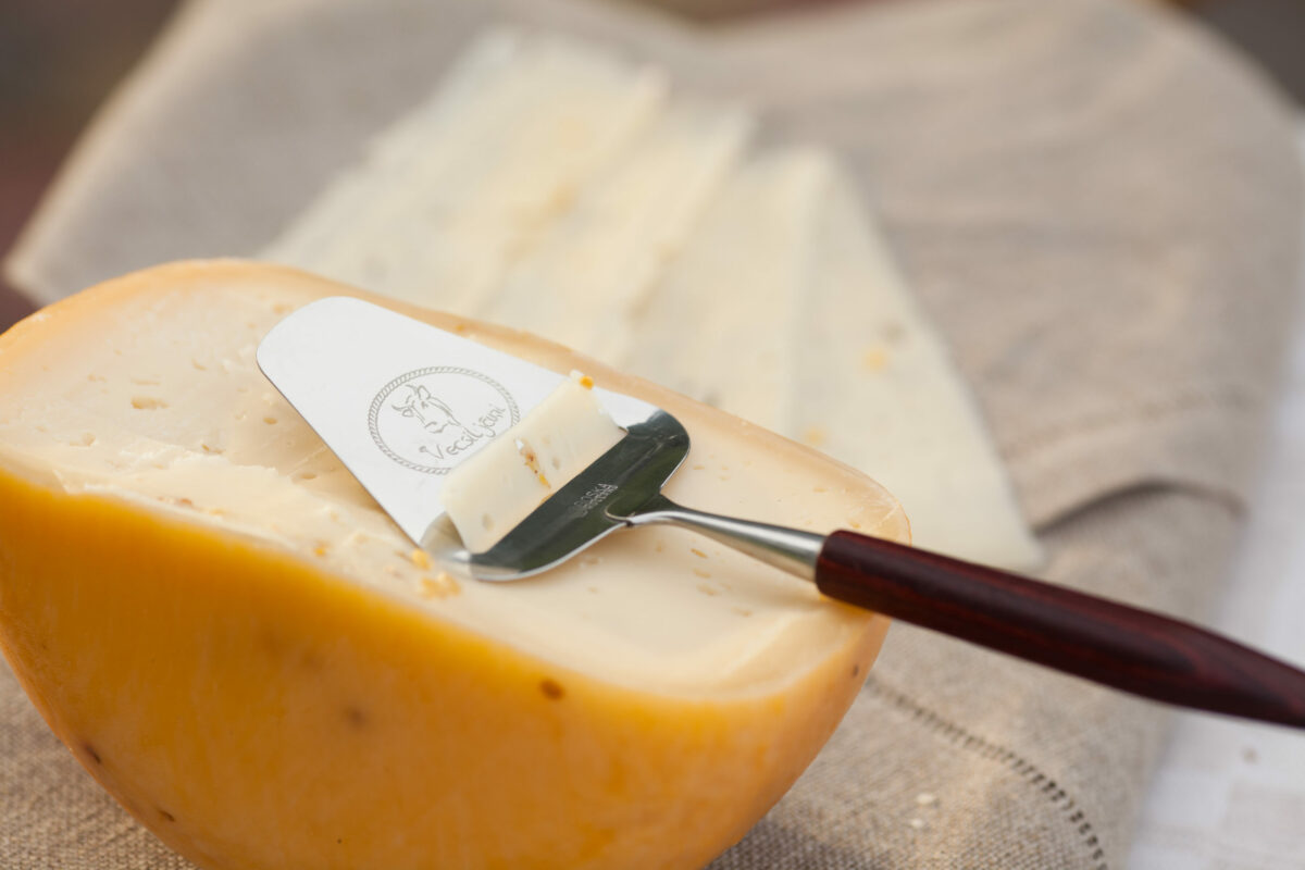 Kvalitatīvs siera nazis ar Vecsiljāņu logo gravējumu