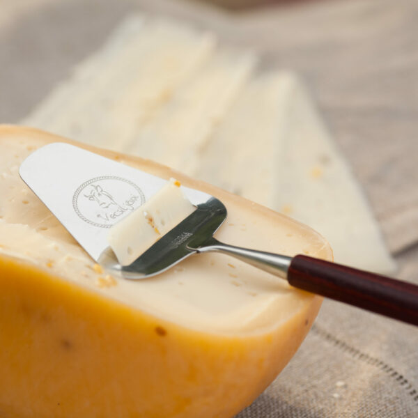 Kvalitatīvs siera nazis ar Vecsiljāņu logo gravējumu