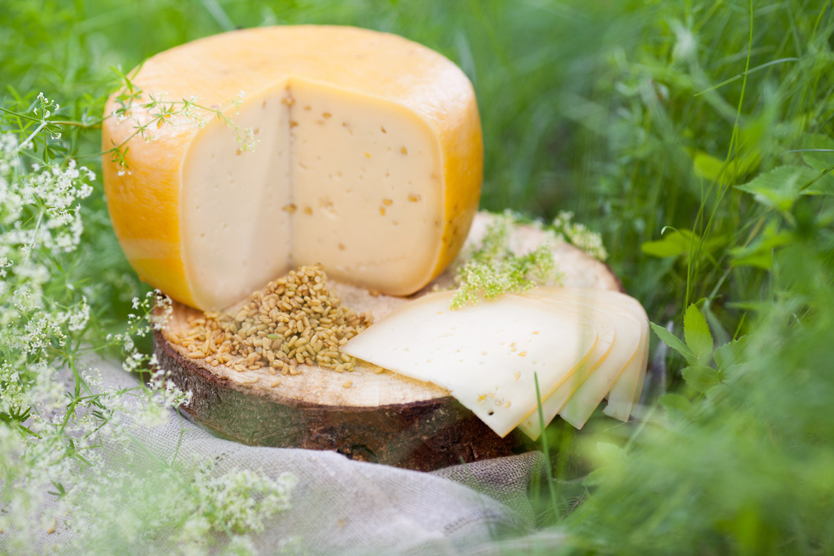 Ievas siers ar siera amoliņa sēklām 1 kg ~