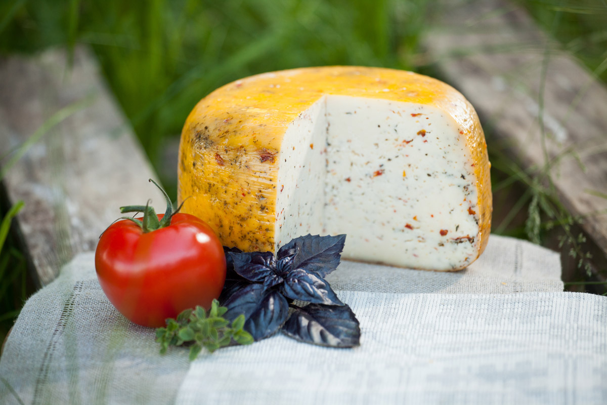Ievas siers ar tomātu, baziliku un timiānu 1 kg