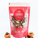 Granola ar riekstiem un žāvētiem augļiem.