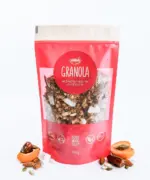 Granola ar riekstiem un žāvētiem augļiem.