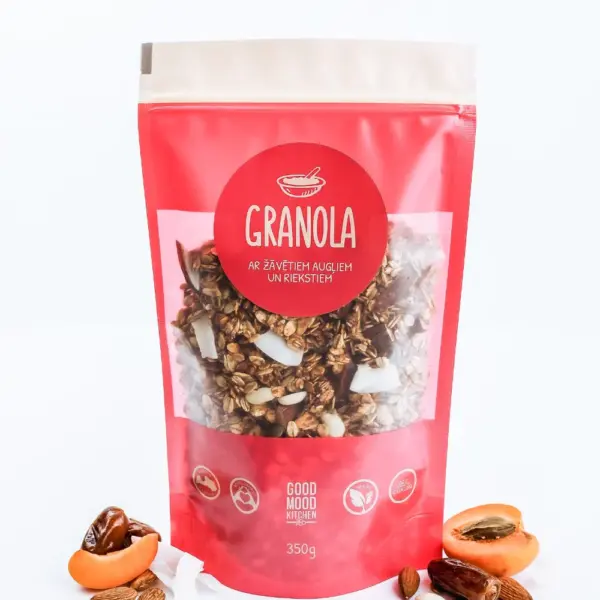 Granola ar riekstiem un žāvētiem augļiem.
