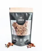 Granola ar mandelēm un rozīnēm.