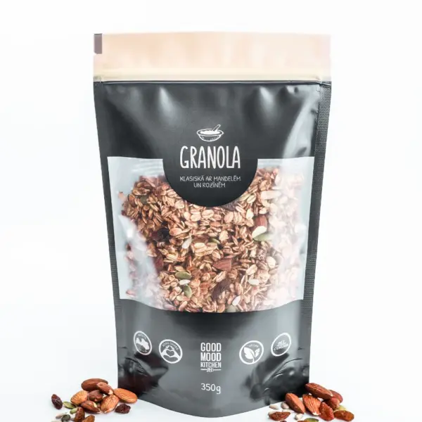 Granola ar mandelēm un rozīnēm.